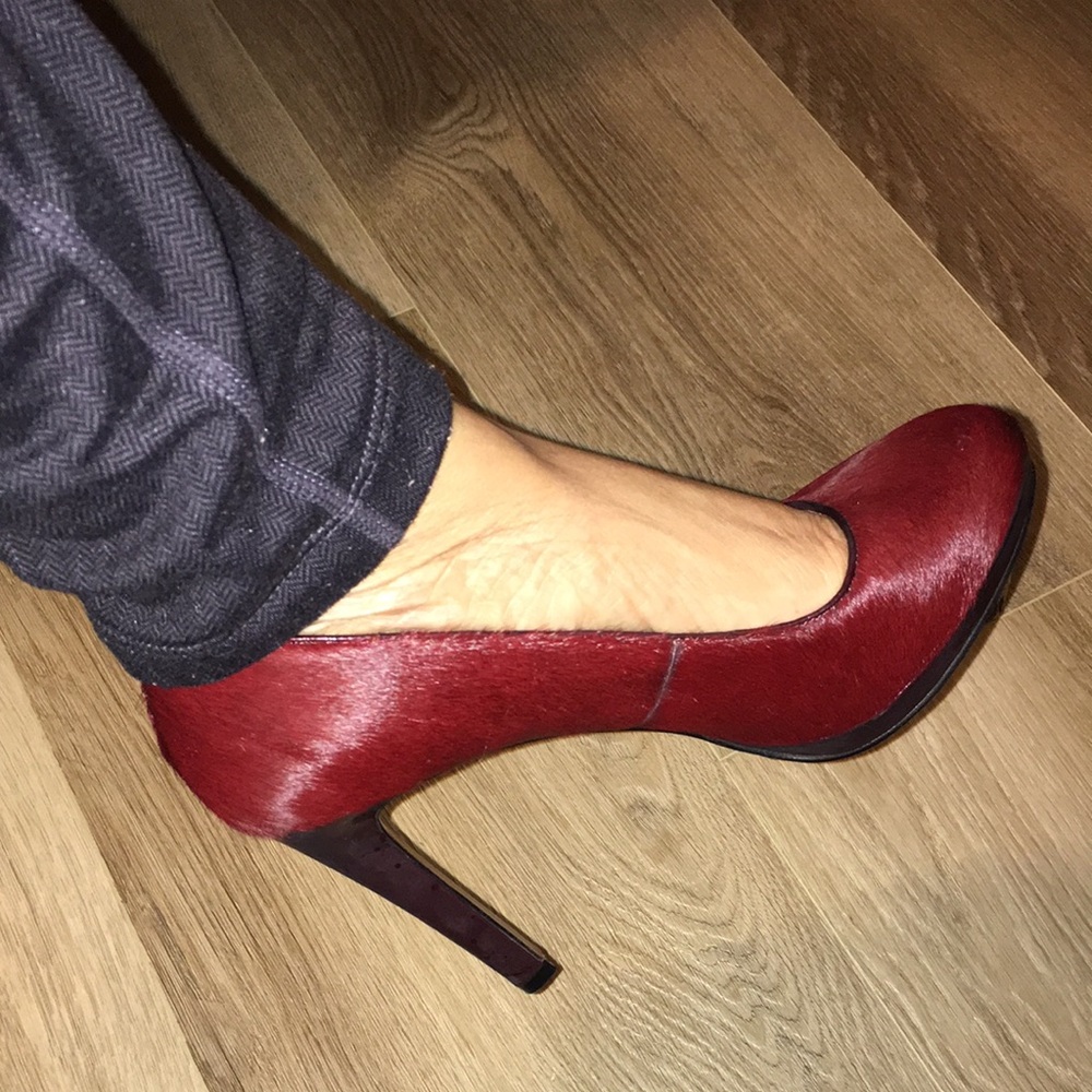 BCBGENERATION NWT DARKEST RED CALF HAIR FUR PLATFORM PUMPS SIZE 8.5